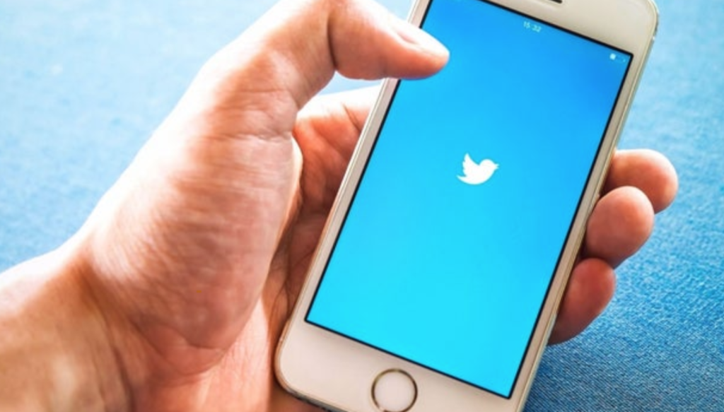 3 Ways to Use Twitter to Complement Customer Support