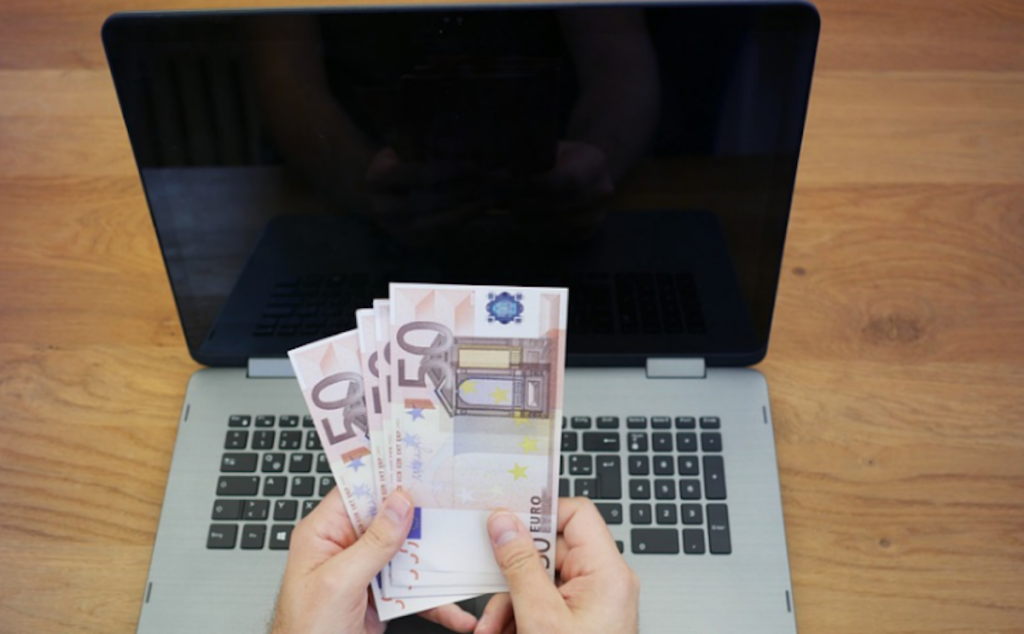 Baccarat Program Had Served Various Peoples to Earn Money by Staying at Home