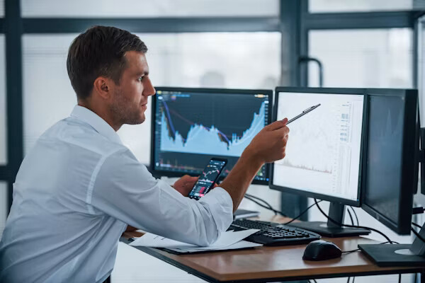 Market Decisions Across Time: Why Holding Period Changes the Strategy Image 1 of Market Decisions Across Time: Why Holding Period Changes the Strategy